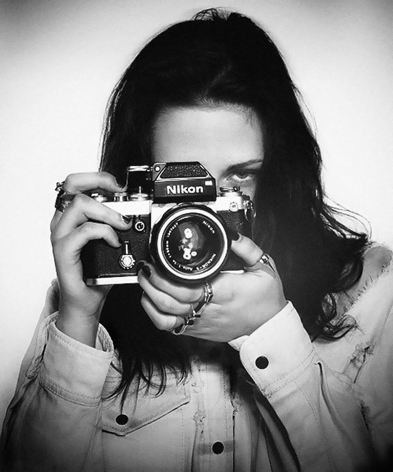 Кристен Стюарт с фотоаппаратом